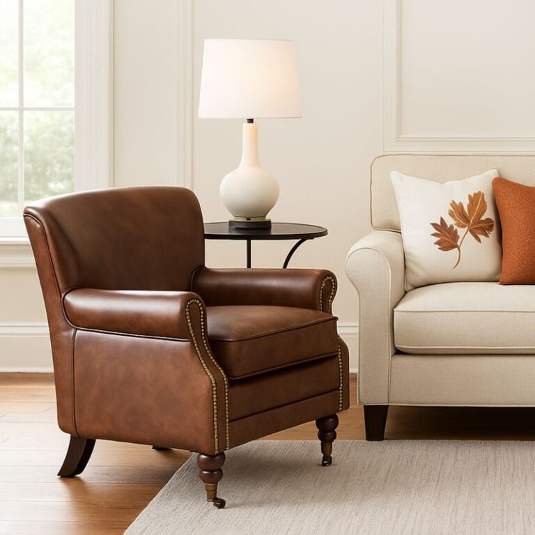 כורסת עור קטנה לצד ספה